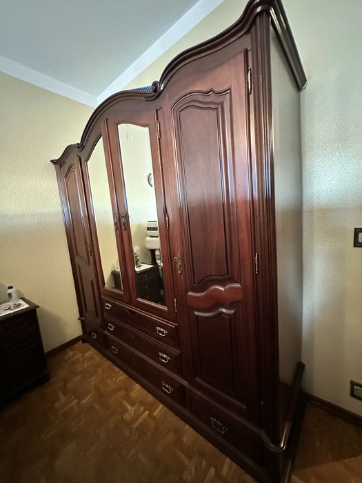 Roupeiro antigo de madeira macica