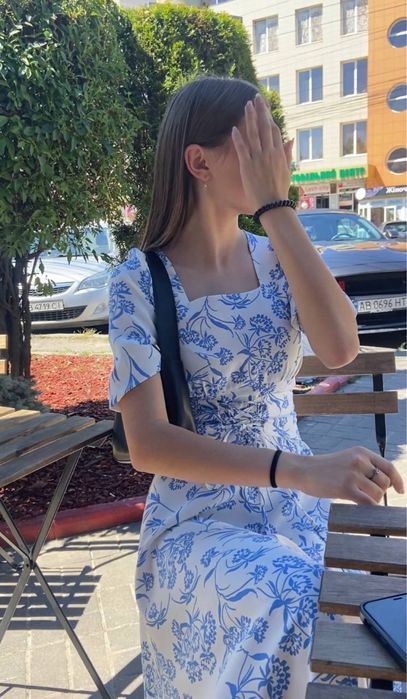 Сукня довжини міді