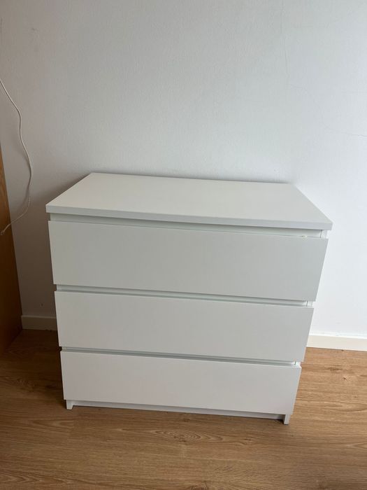 Cómoda branca do Ikea de três gavetas