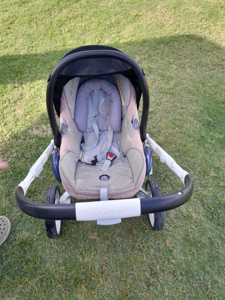 Carrinho de passeio quinny com ovo e acessórios
