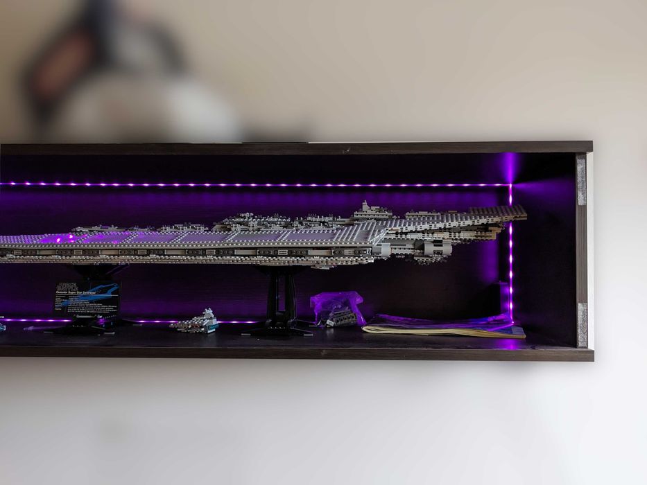 Gablota 132x33x30 z oświetleniem LED i odczepianą plexi
