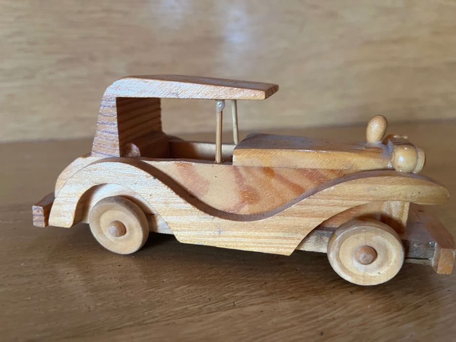 Drewniany samochód. Zabawka, eksponat, prezent, model.