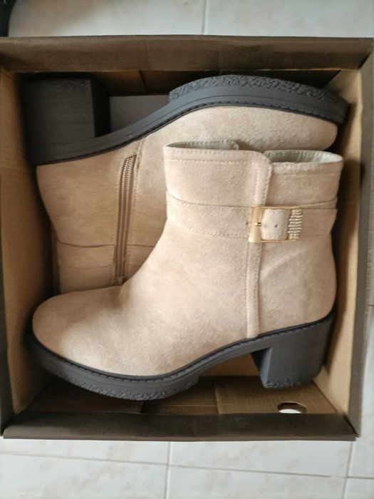 4 Pares de botins para senhora