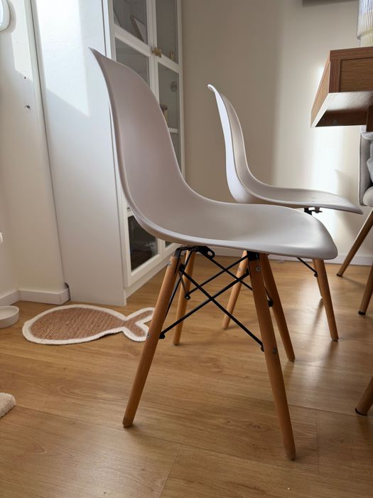 4 cadeiras brancas escandinavas