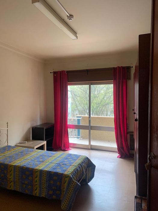 Quarto Espaçoso com Varanda