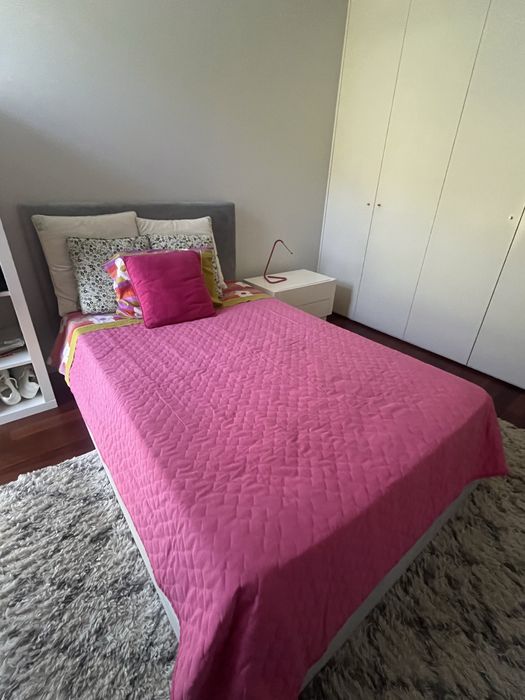 Cama com estrado elevatório