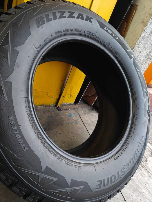 R18 285 60 шини зимові Bridgestone Blizzak DM-V2 відмінний стан Японія