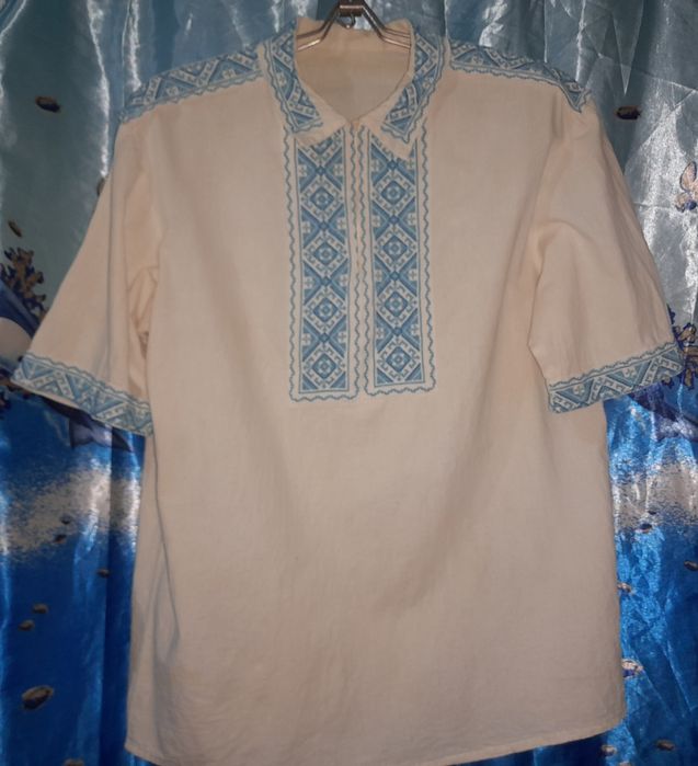 Вишиванка вишита хрестиком з льняної тканини і дитяча маленька.