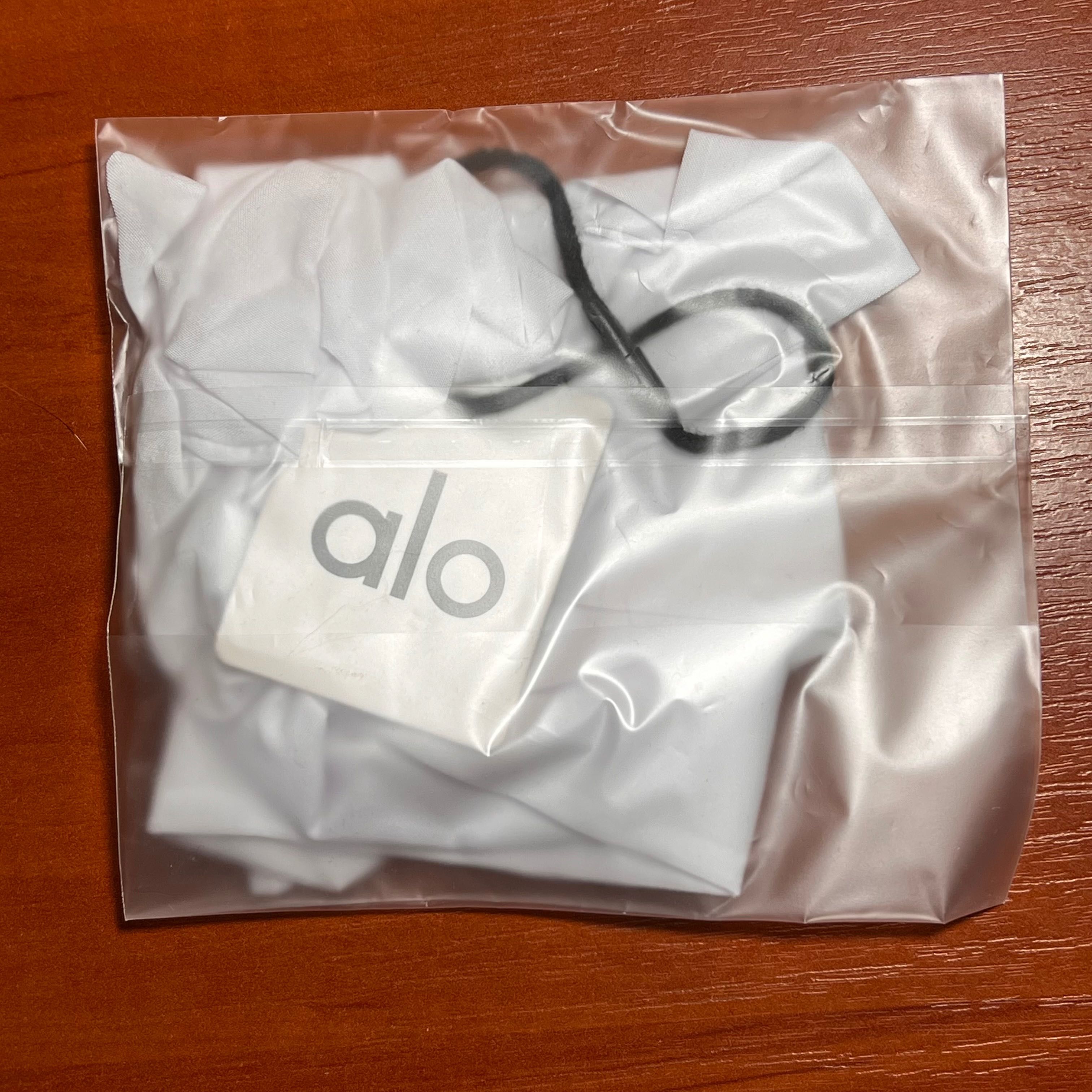 Резинка с бантиком для волосся alo yoga love knots tie scrunchie біла
