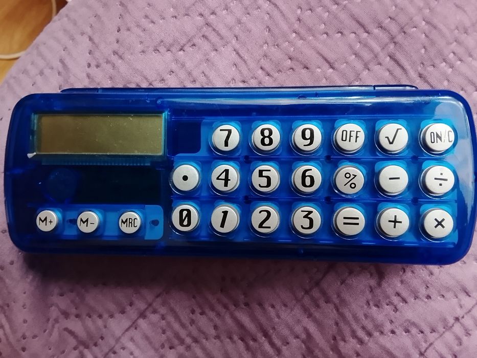 Piórnik z kalkulatorem