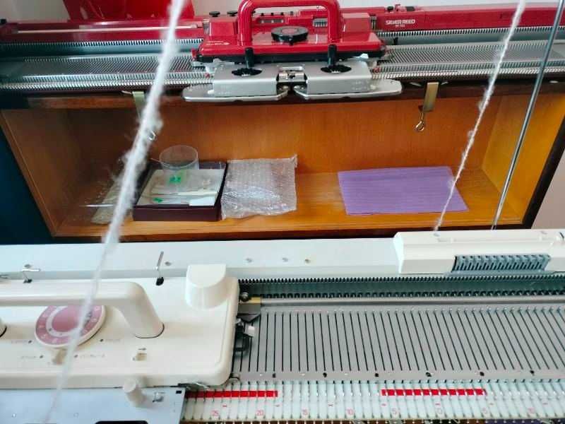 в'язальна машина 5-го класу. перфокарткова Silver Reed sk700
Японія