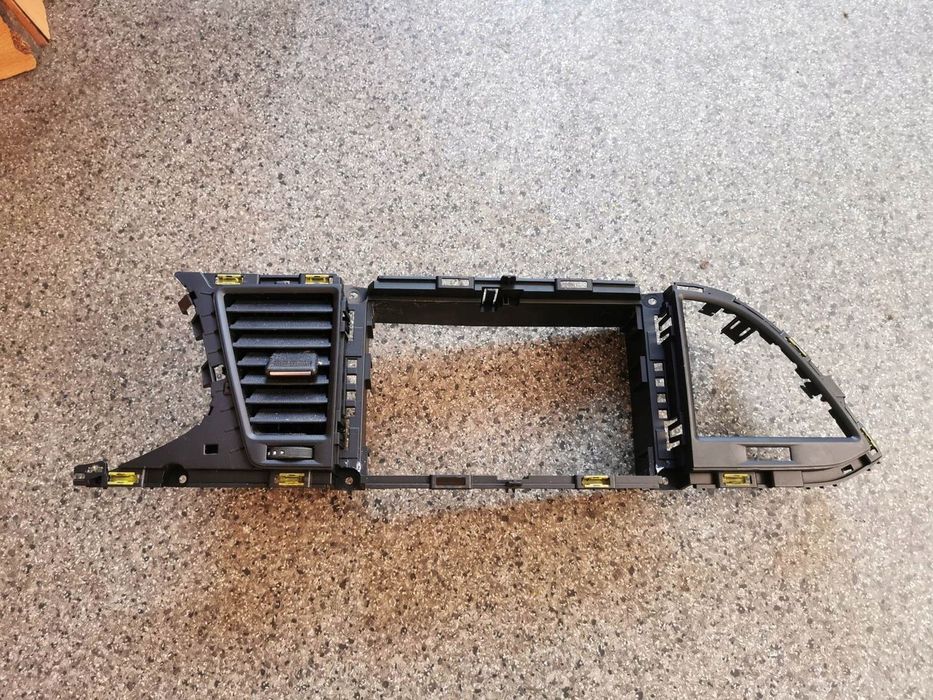 RAMKA RADIA KRATKA NAWIEW SEAT LEON III 5F1819110D