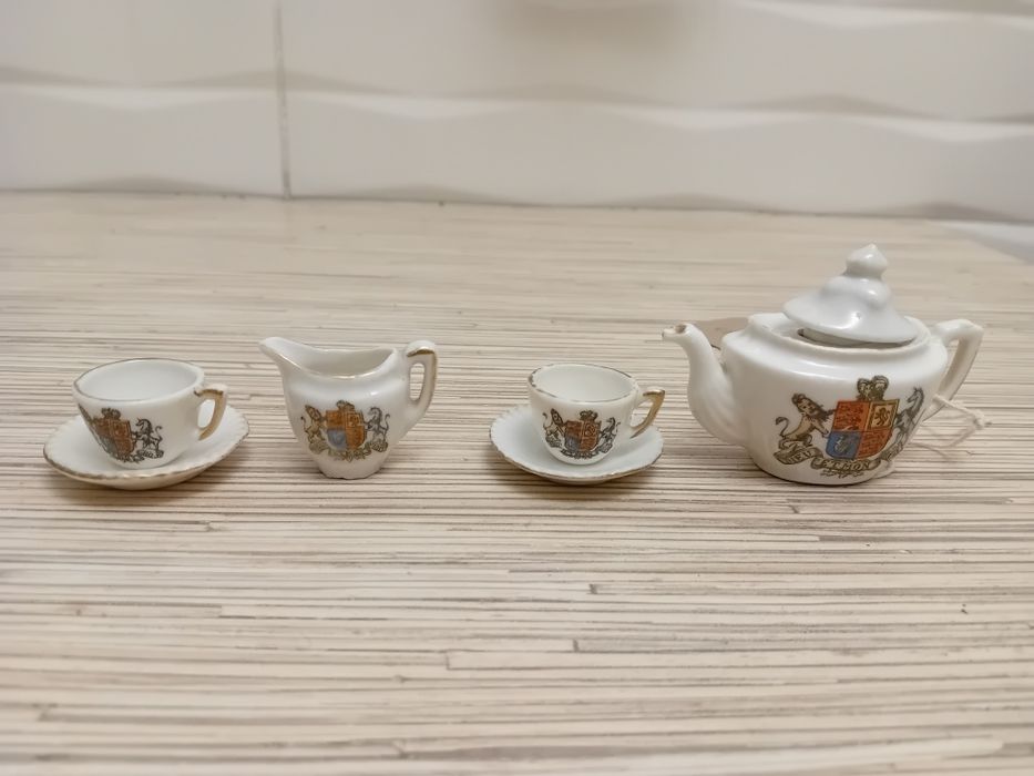 Miniaturowy serwis z porcelany