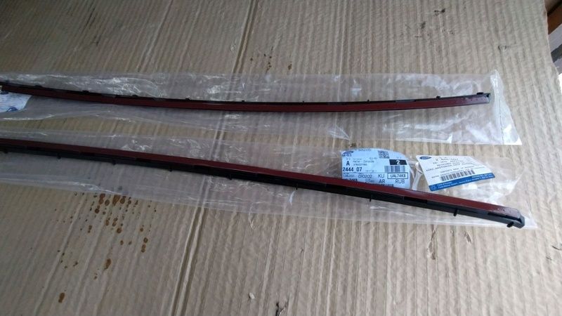 2444007 / 2421417 FORD Focus 2019-. Внутренний молдинг лобового стекла