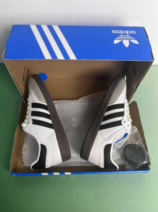 Adidas Ténis branco em pele, modelo novo