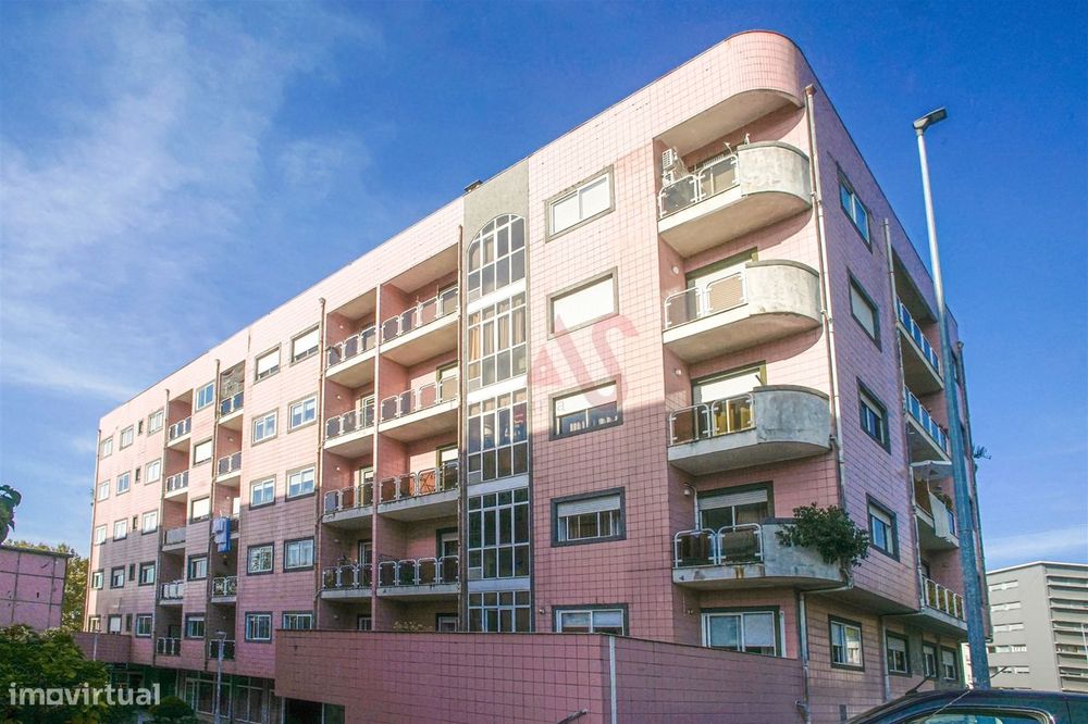 Apartamento T2 com Varanda e Garagem em Fermentões, Guimarães