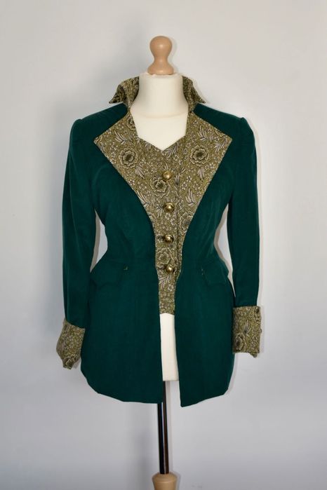 Especializada em fazer vestidos e roupas formais para mulheres.