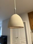 2 wiszące lampy betonowe