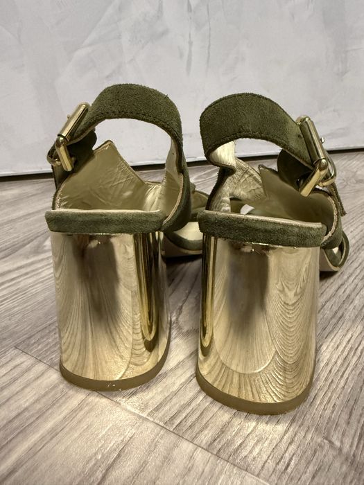 Замшеві босоніжки. В носув були 2 рази .39 р-р