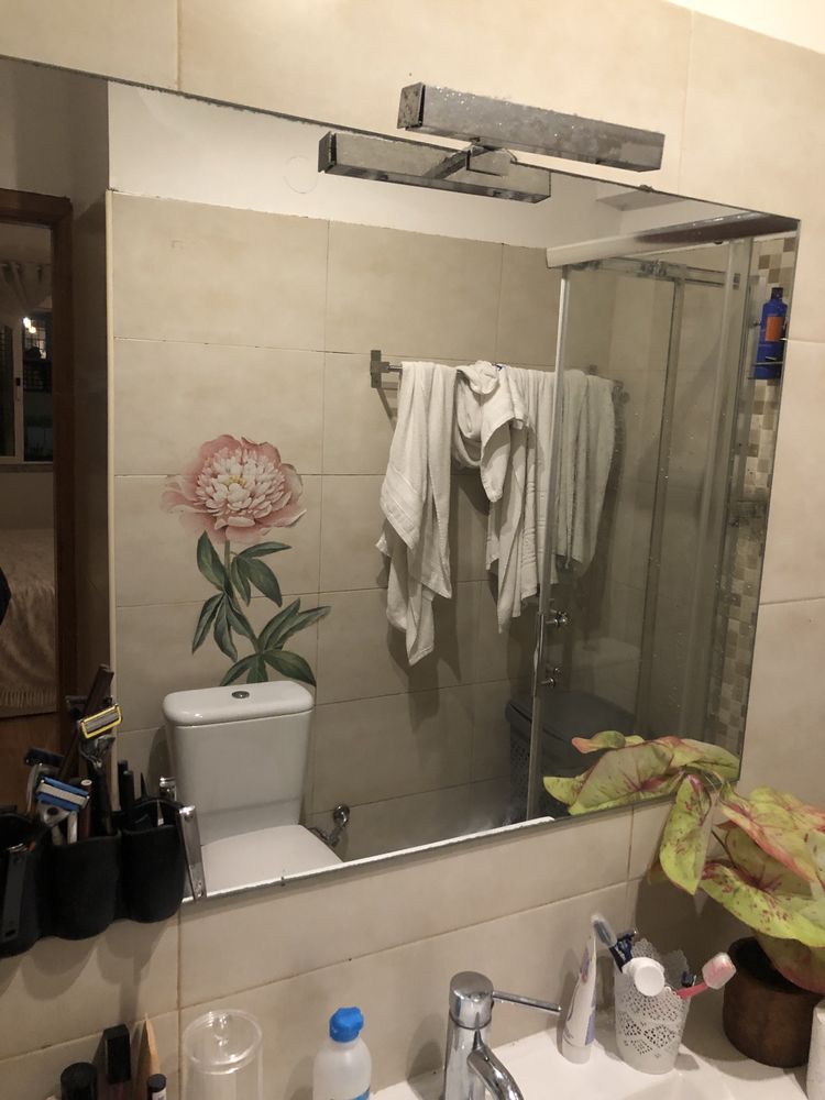 Pia de casa de banho e espelho