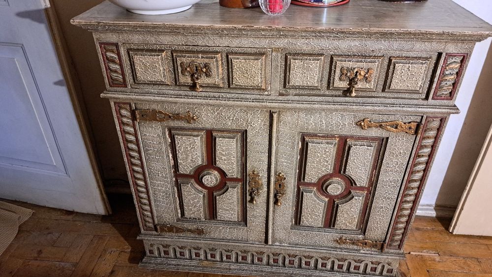 Movel antigo com relevos