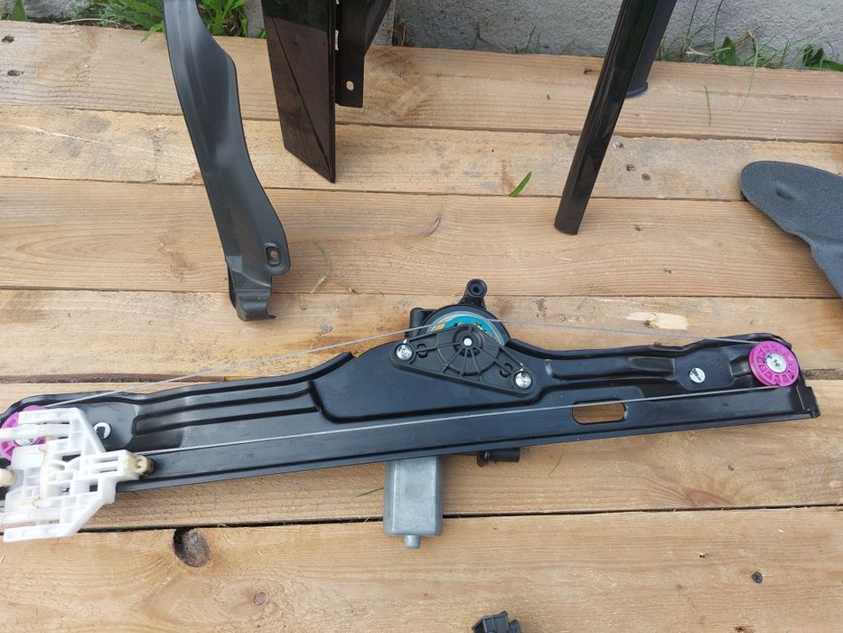 BMW F46 części mocujące prawych tylnych drzwi 2017