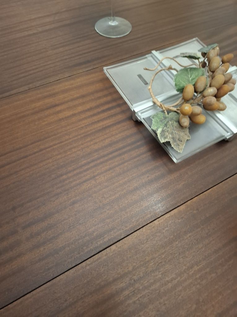 Mesa de jantar com pés metálicos