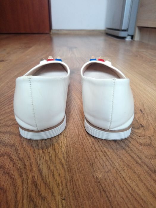 Lakierowane baleriny, białe/ecru, rozmiar 39 (25cm), stan bardzo dobry