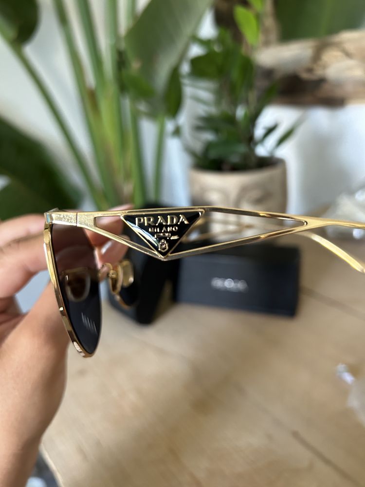 Okulary przeciwsłoneczne Prada złote okucia z czarnym szkłem nowe