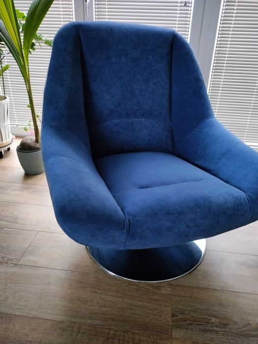 Wygodny  welurowy niebieski  fotel obrotowy z chromowaną podstawą