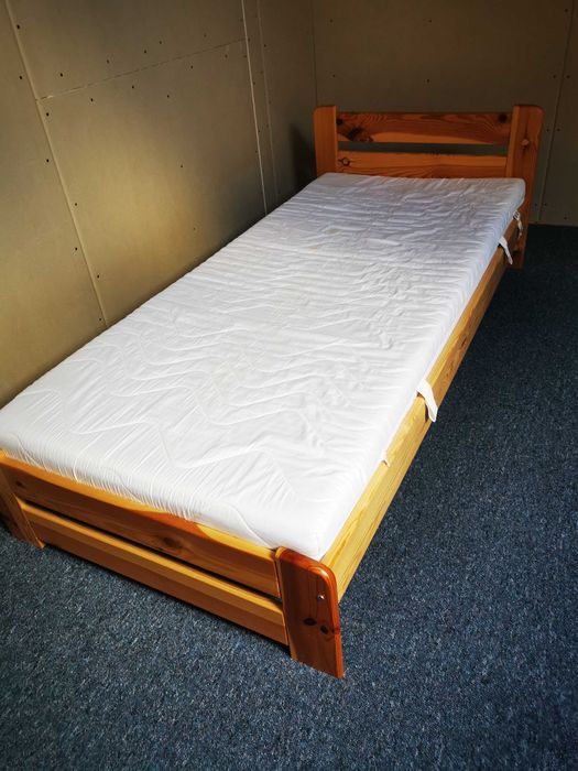 Pojedyncze łóżko drewniane z materacem