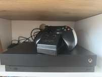 Xbox One X 1TB z 2 Padami oraz Ładowarka