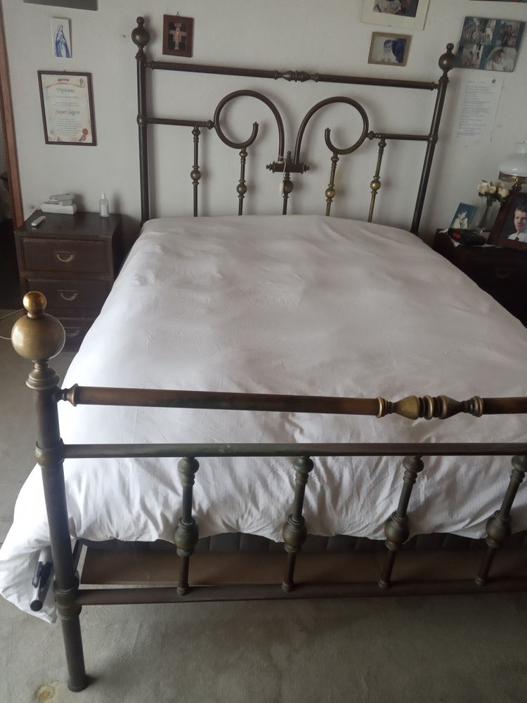 Cama de casal em latão maciso e em tubo. Sem colchao.   Nao entregamos