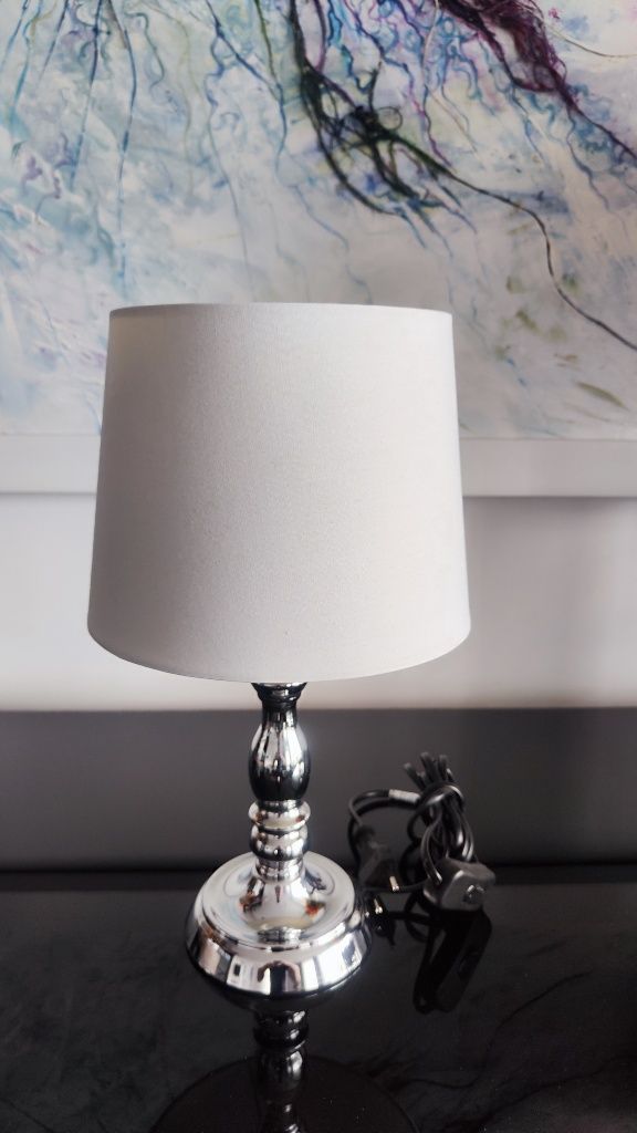 Lampka nocna biała chrom elegancka