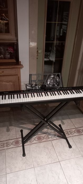 Piano electrico novo