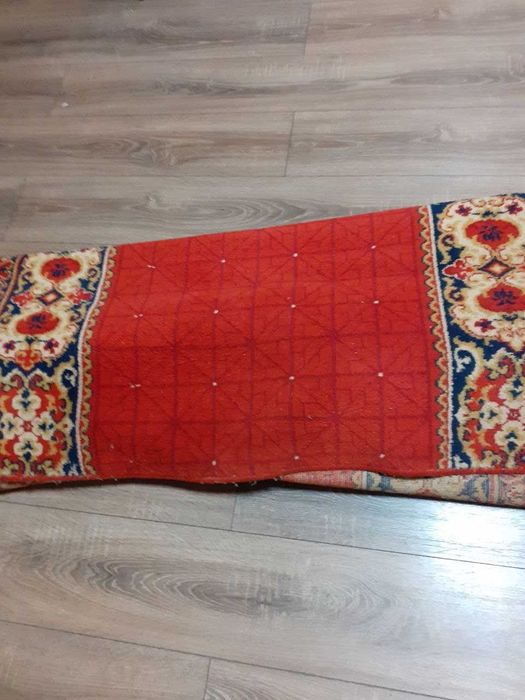 Ковровая дорожка красного цвета