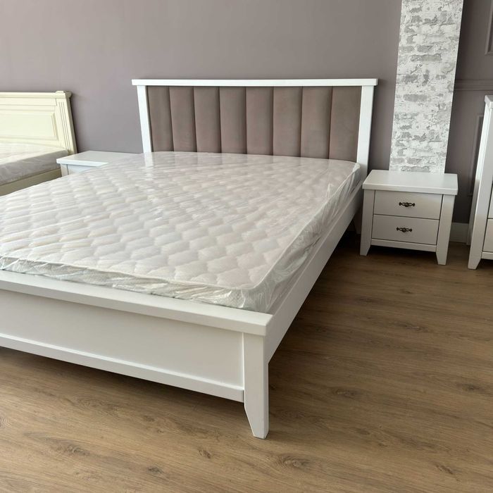 Біле ліжко з масиву дерева з м'яким узголів'ям, белая кровать в Одессе