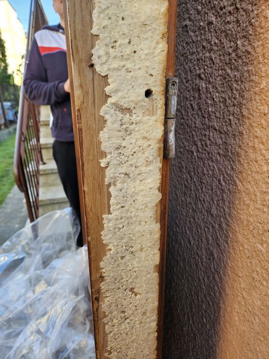 Drzwi drewniane z demontażu – solidne, z oknem, w bardzo dobrym stanie