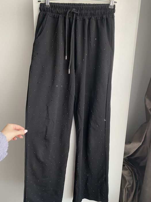 Чорні штани в камінцях