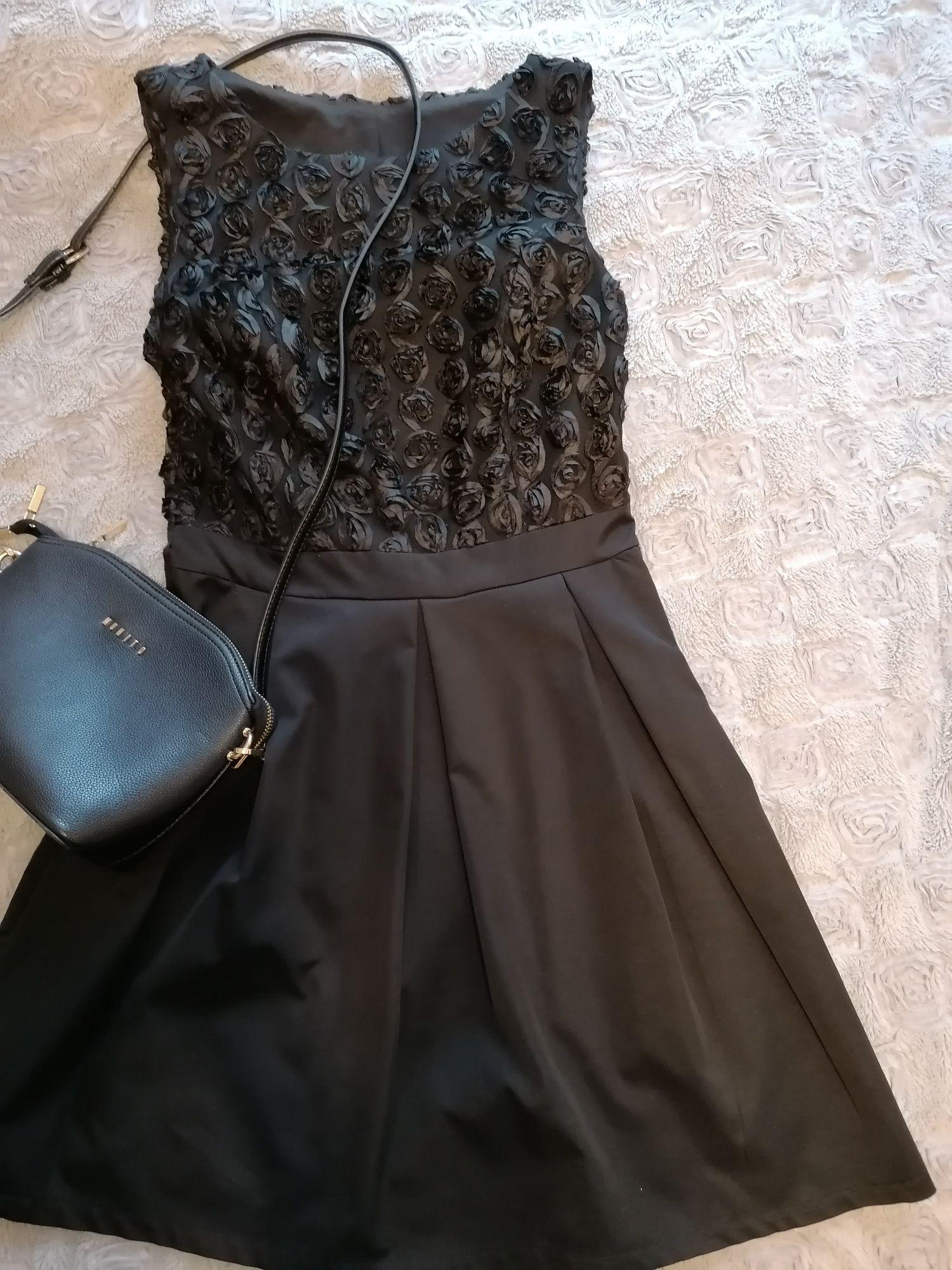 Piękna sukienka mała czarna