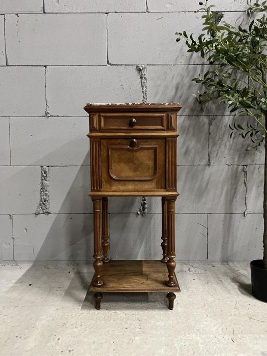 Деревʼяна тумбочка з природнім мармуром.