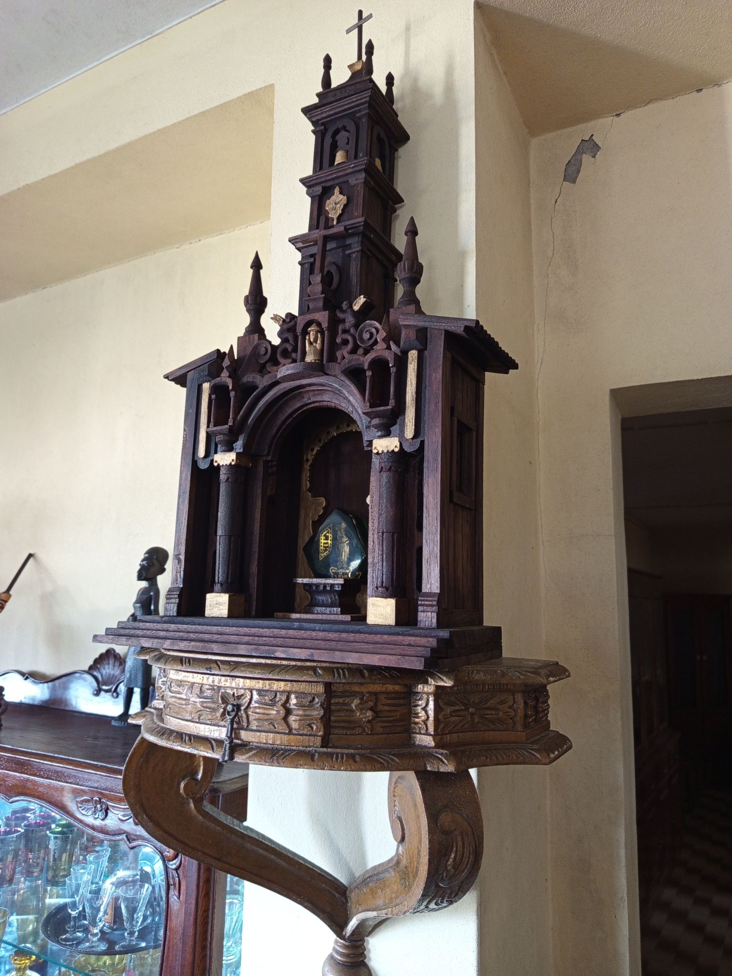 Lote de Velharias louças chaves antigas talha em barro, vasos canapé,