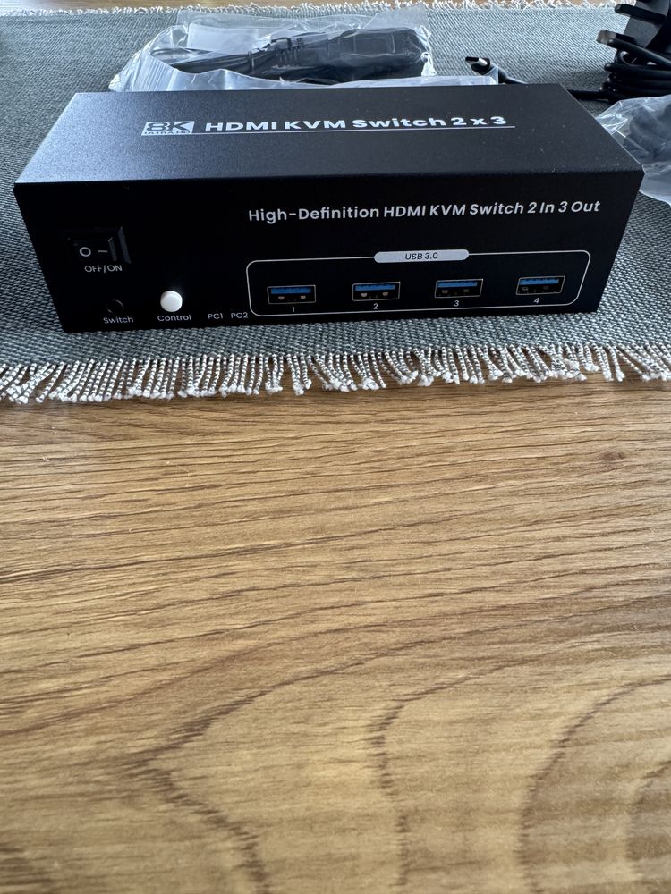 Przełącznik KVM Switch Displayport Hdmi 3.0 8K/60Hz z trzy monitory