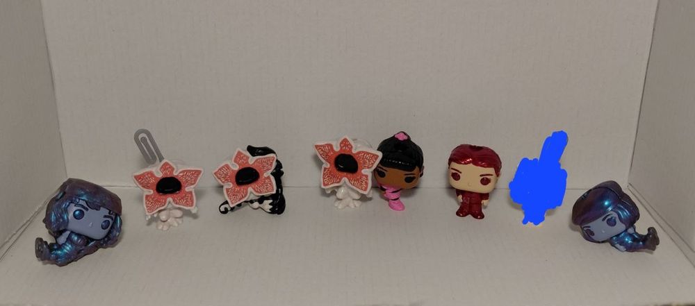 Іграшки kinder joy stranger things