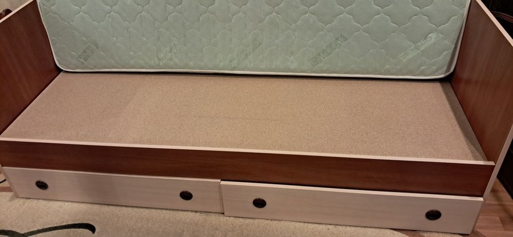 Кровать з матрацом