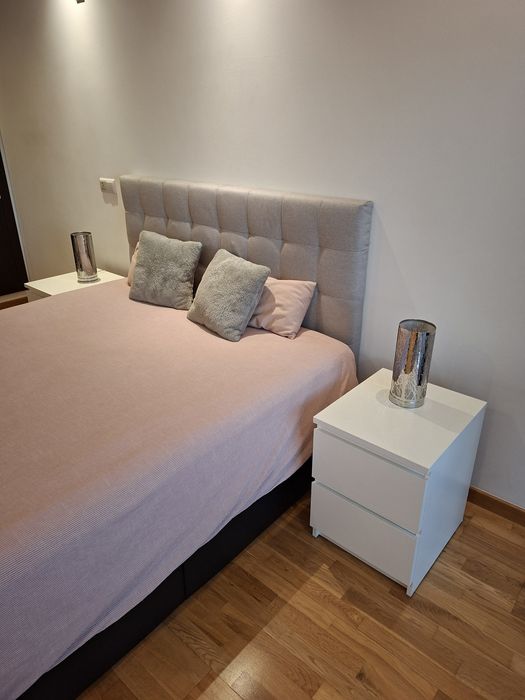 Conjunto Cama Sommier c/colchão ,cabeceira e mesas de cabeceira