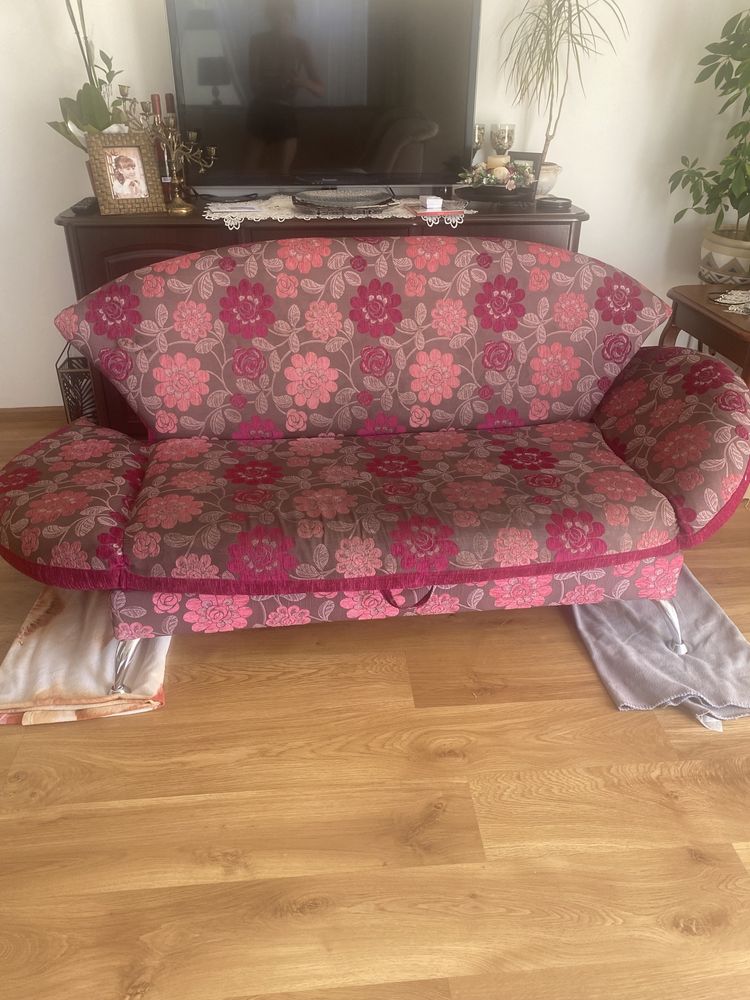 Fioletowa kanapa w kwiaty sofa
