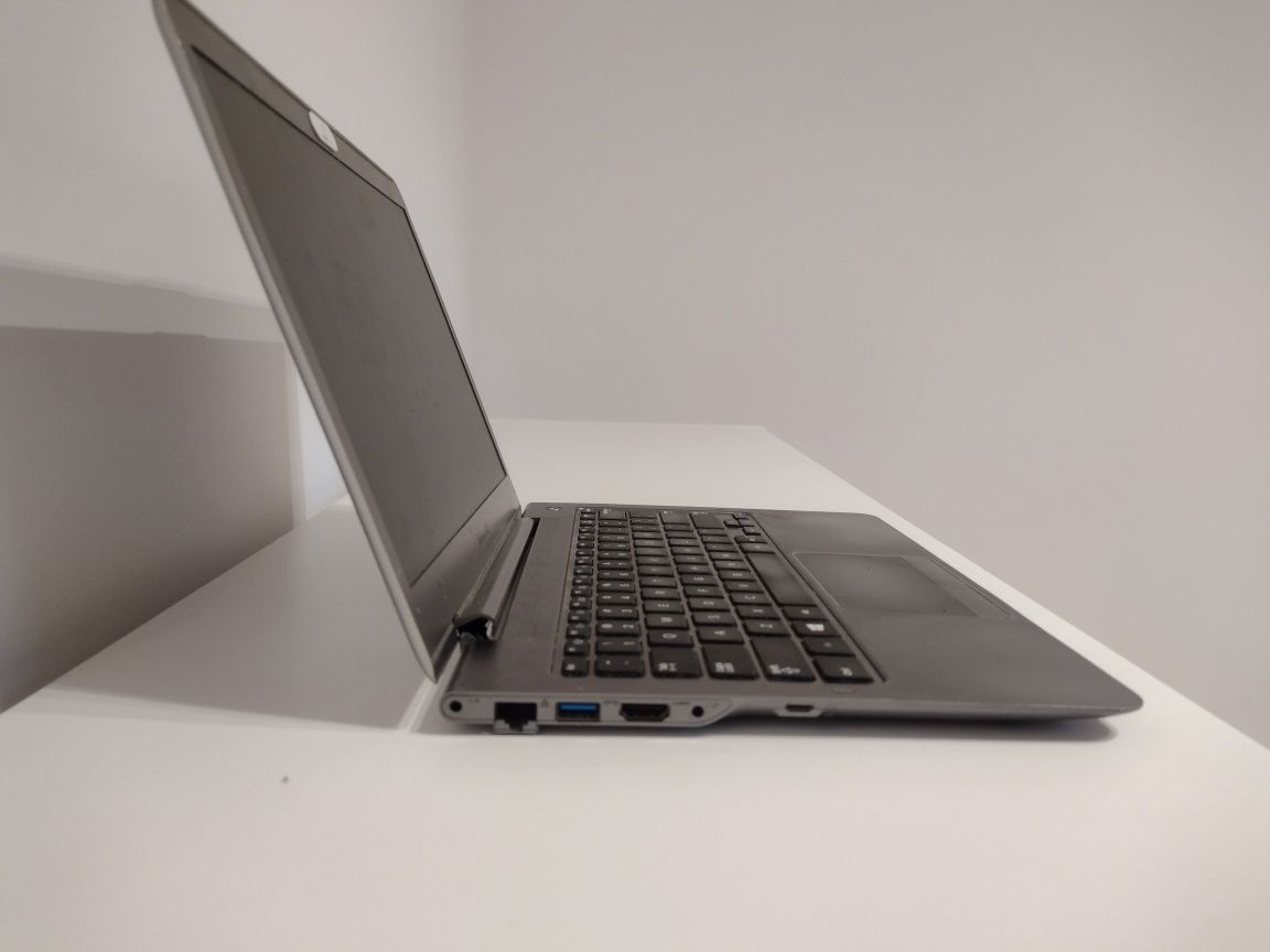 Samsung NP530U3C i3, 8gb RAM, 500GB HDD +24GB SSD