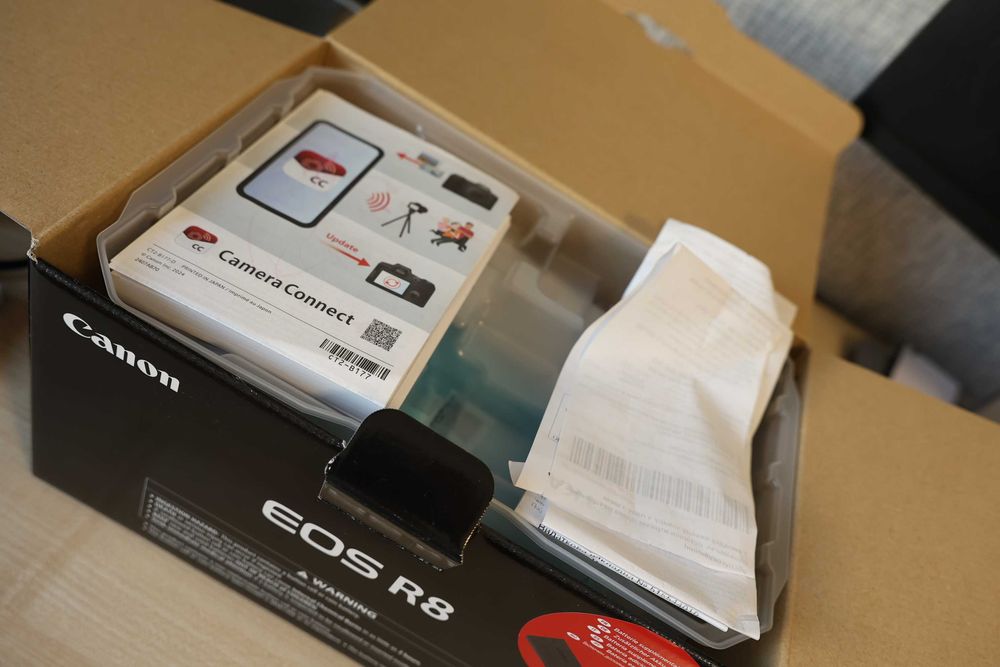 Продам свою камеру Canon r8 (на гарантії) + 3 оригінальні акумулятори