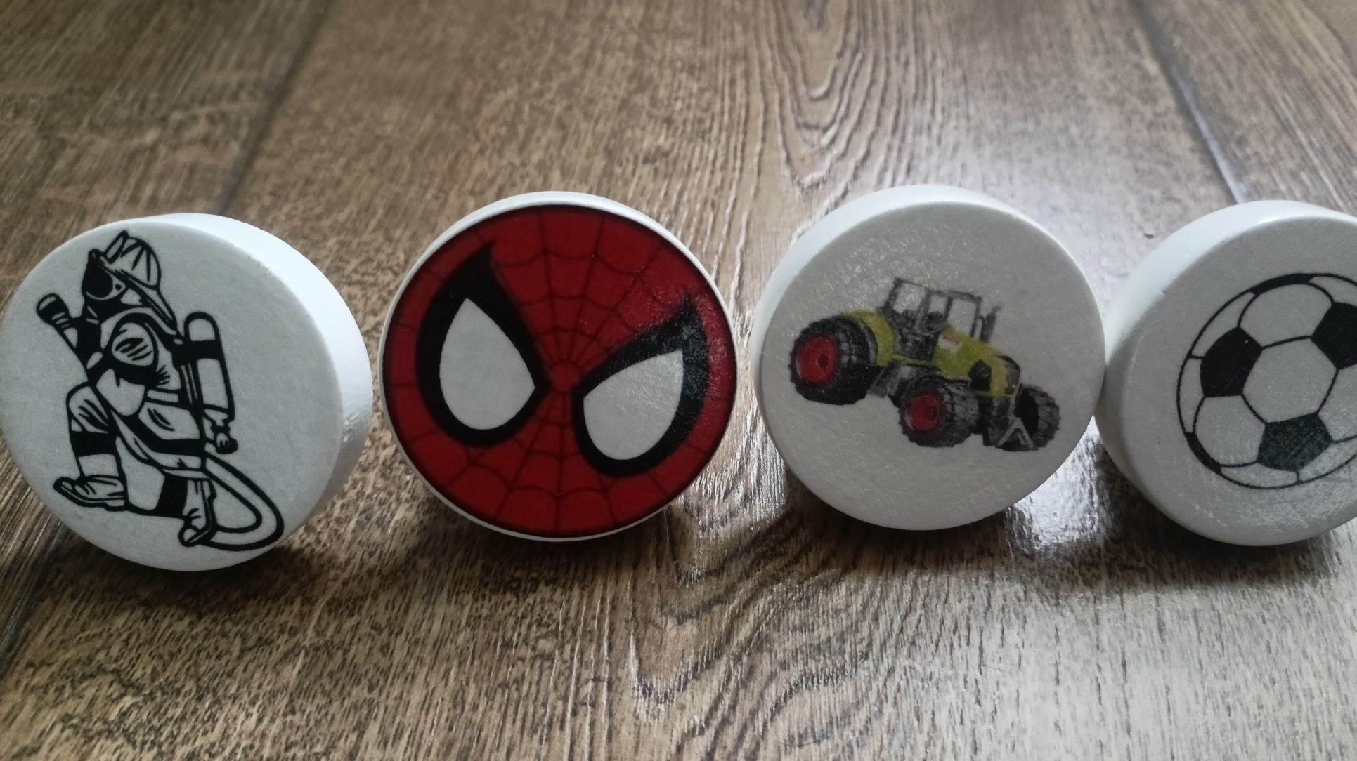 Drewniane gałki, uchwyty do mebli strażak, piłka, Spiderman, traktor
